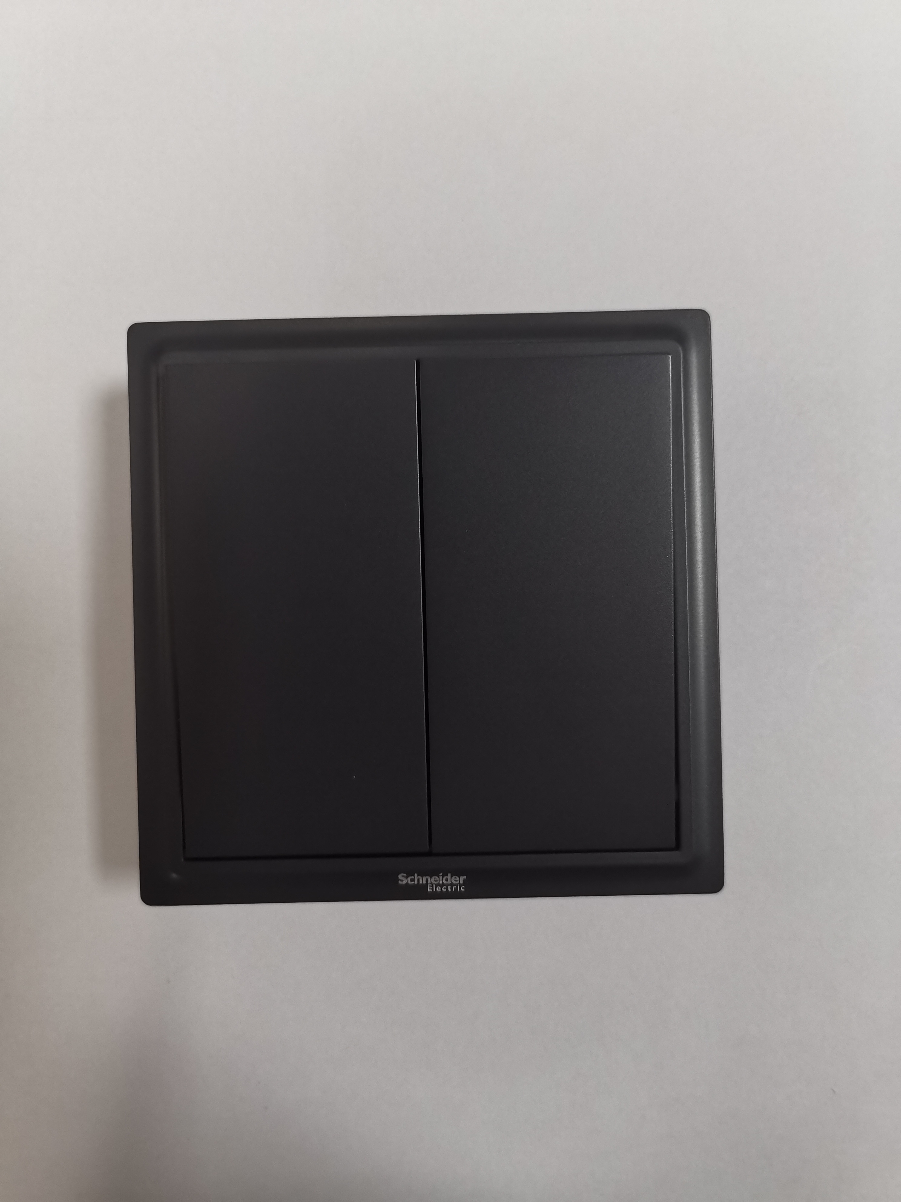 施耐德新璟意10ax 250v 二位跷板式双控开关,灰色.jpg