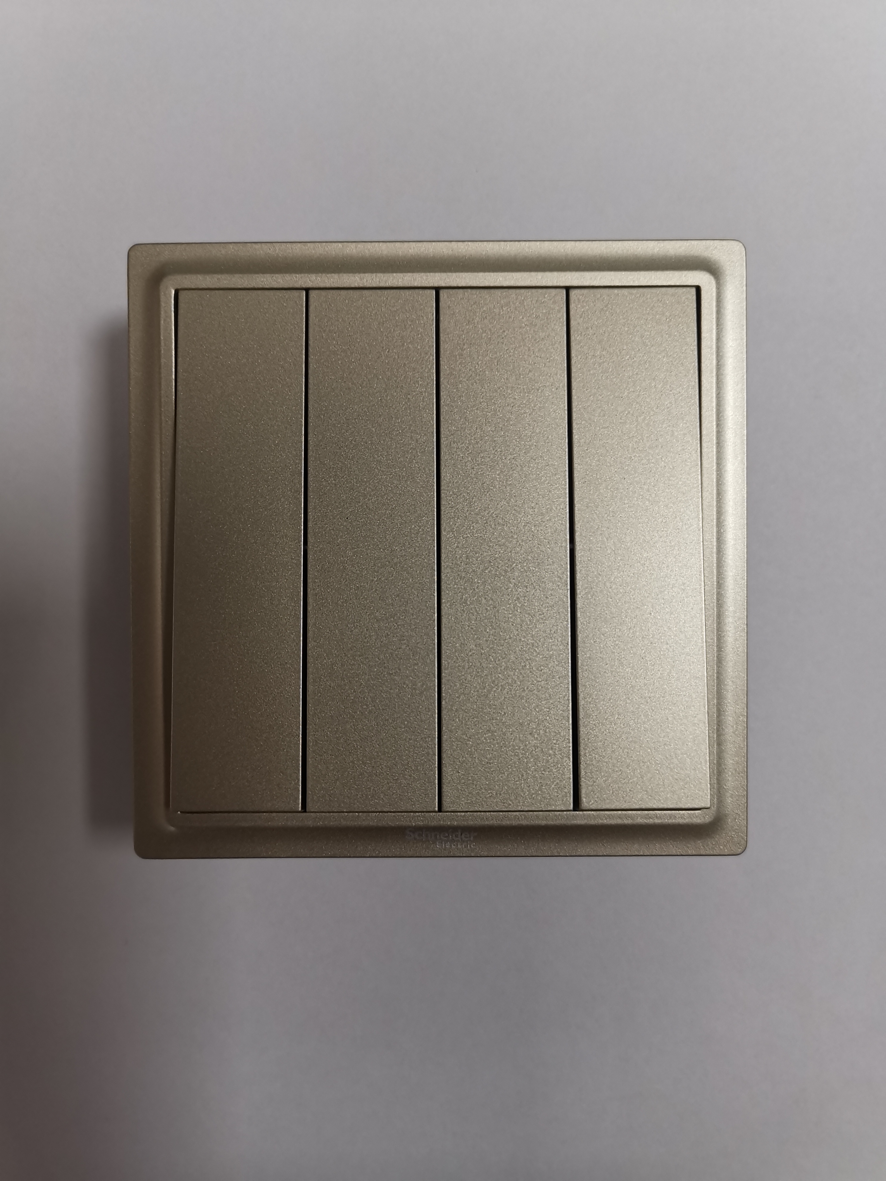 施耐德新璟意10ax 250v 四位跷板式双控开关,金色.jpg